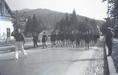 bnk foto - Predeal 1941 - Elevi ai CN Nicolae Filipescu in mars pe strada foto