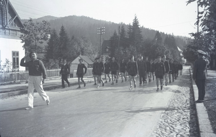 bnk foto - Predeal 1941 - Elevi ai CN Nicolae Filipescu in mars pe strada