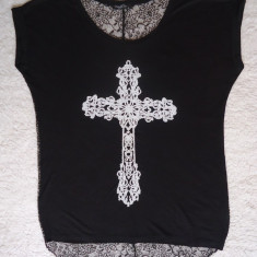 TRICOU DAMA NEGRU SPATE LUNG DANTELA CRUCE SUPRADIMENSIONATA MARGELE FINE ALBE