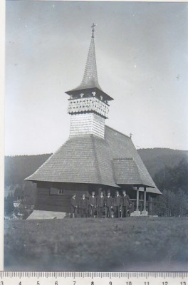 bnk foto - Elevi ai CN N Filpescu la Biserica de lemn din Luna de Sus - 1941 foto