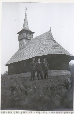 bnk foto - Elevi ai CN N Filpescu la Biserica de lemn din Luna de Sus - 1941 foto