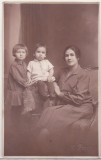 Bnk foto - Portret femeie cu copii - Foto E Popp Ploesti 1928, Romania 1900 - 1950, Sepia, Portrete