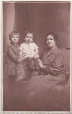 bnk foto - Portret femeie cu copii - Foto E Popp Ploesti 1928 foto