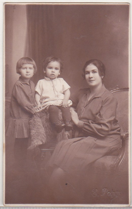 bnk foto - Portret femeie cu copii - Foto E Popp Ploesti 1928