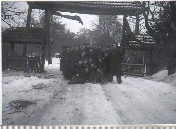 bnk foto - Elevi ai CN N Filpescu la Manastirea Dealu - 1940