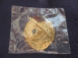Insigna cu pusca si steag rosu comunist 4 x 3,5 cm, sigilata comunism
