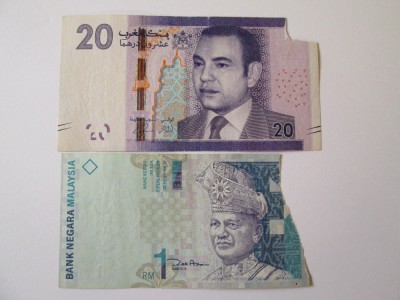 2 bancnote rupte:Maroc 20 Dirhams 2012+Malaezia 1 Ringgit 1998 foto