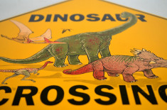 Semn avertizare din tabla : Dinosaur Crossing ! Trec Dinozauri ! pentru cei mici foto