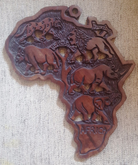 Sculptura in lemn harta Africii 32x27 cm. Grosimea 1 cm