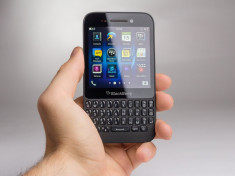 Vand smartphone Blackberry Q5 black foto