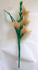 Floare de plastic gladiola, un fir, din perioada comunista Romania anii &amp;#039;70-80 foto