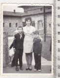 Bnk foto - Inchisoarea Doftana - Profesoara cu elevi - cca 1970, Alb-Negru, Romania de la 1950, Cladiri