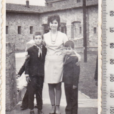 bnk foto - Inchisoarea Doftana - Profesoara cu elevi - cca 1970