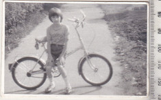 bnk foto - Copil cu bicicleta Pegas - anii `80 foto