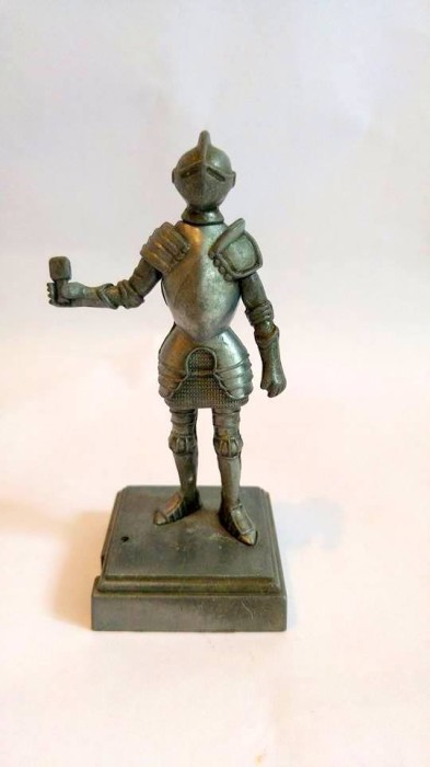 Figurina ascutitoare, cavaler in armura, de metal neferos, 10cm foto mare Figurina ascutitoare, cavaler in armura, de metal neferos, 10cm foto mare