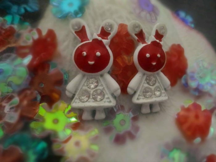 Cercei "Red Bunnies" foto mare Cercei "Red Bunnies" foto mare