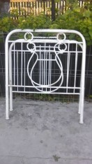 Capete de pat vechi metalice cu ornamente din alama