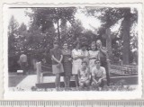 Bnk foto - Tebea - Turisti langa mormantul lui Avram Iancu - 1970, Alb-Negru, Romania de la 1950, Cladiri