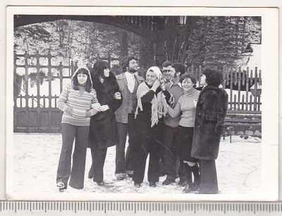 bnk foto - Castelul Bran - Grup de turisti la intrare - anii `60 foto