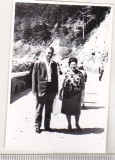 Bnk foto - Turisti pe drumul spre Hidrocentrala Gh Gheorghiu-Dej - 1966, Alb-Negru, Romania de la 1950, Natura