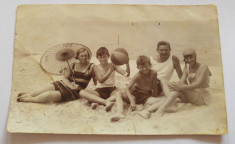 Fotografie veche tip carte postala, 1928, expediata in Jimbolia, familie plaja foto