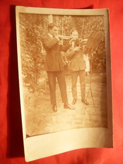 Fotografie veche- tip carte postala - 2 tineri violonisti in gradina ,interbelic