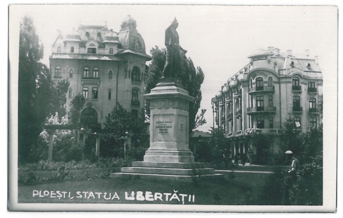 3851 - PLOIESTI, statue - old postcard, real PHOTO - unused