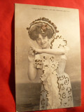 Ilustrata -Incercarea unei palarii la moda- circulat cca.1900 ,cu sclipici, Circulata, Fotografie