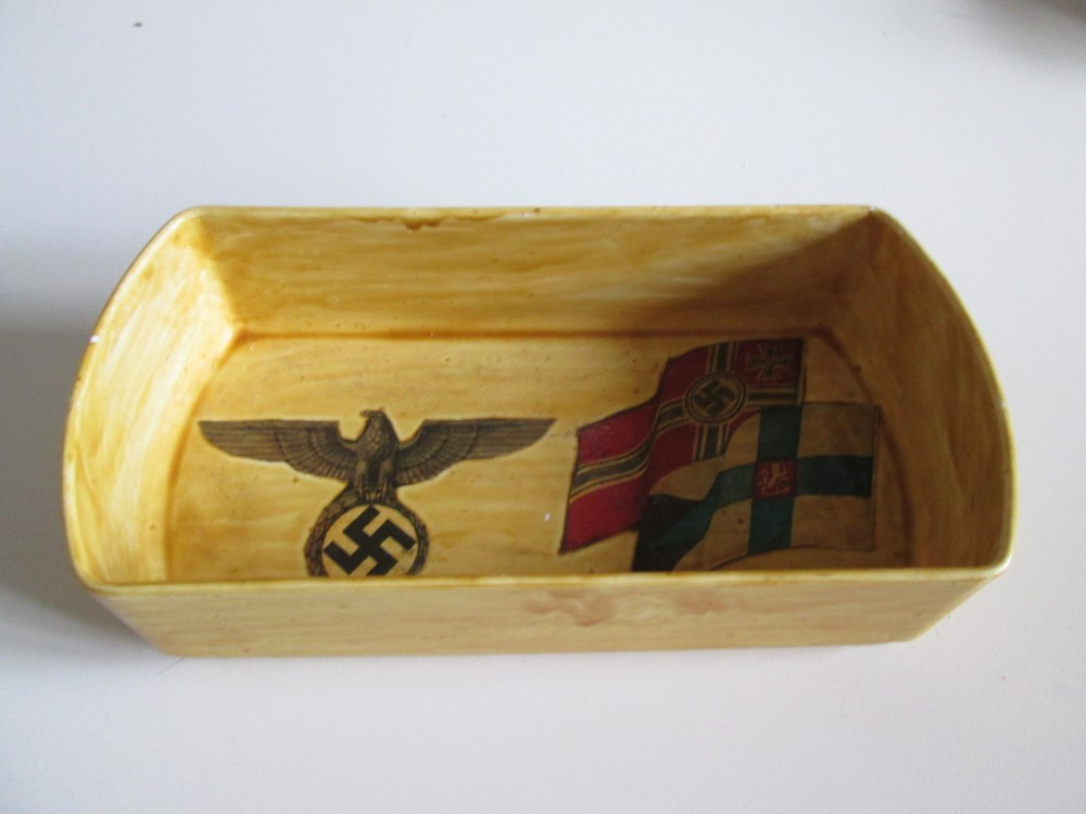 Vas colectie plastic cu insemne naziste | Okazii.ro