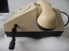 Frumos telefon vechi,cu manivela,perioada comunista,stare perfecta,de colectie. foto