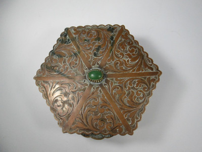 f Caseta veche de alama cutie hexagonala gravata manual, antica foto