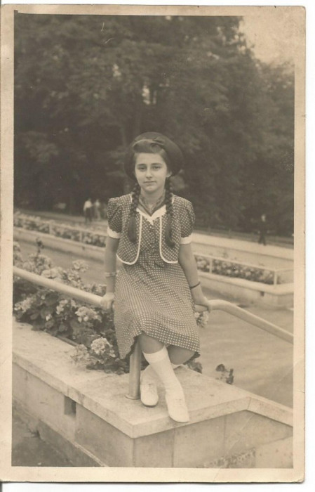 carte postala(foto )-TANARA IN PARC 1939