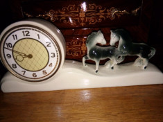 Ceas antic de semineu din portelan mecanic in stilul Art-Deco foto