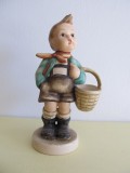 Bibelou din ceramica , baietel cu cos , vintage (5)