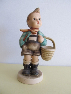Bibelou din ceramica , baietel cu cos , vintage (5) foto