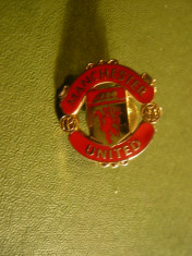 Insigna Club Fotbal Manchester-United , metal si email , cu buton, h= 2,2 cm foto