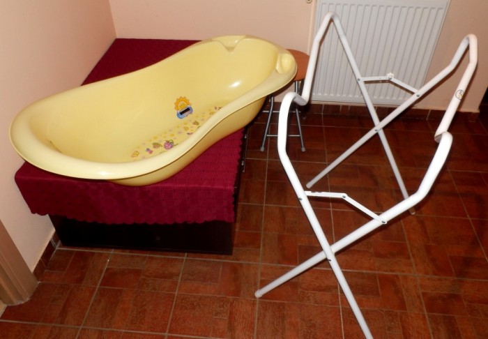 Cada cadita bebe mare cu termometru si suport metalic, ca noua foto mare Cada cadita bebe mare cu termometru si suport metalic, ca noua foto mare