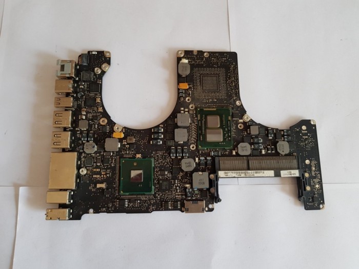 Placa de baza laptop Apple MacBook Pro A1286 2010 - i7 - defecta foto mare Placa de baza laptop Apple MacBook Pro A1286 2010 - i7 - defecta foto mare