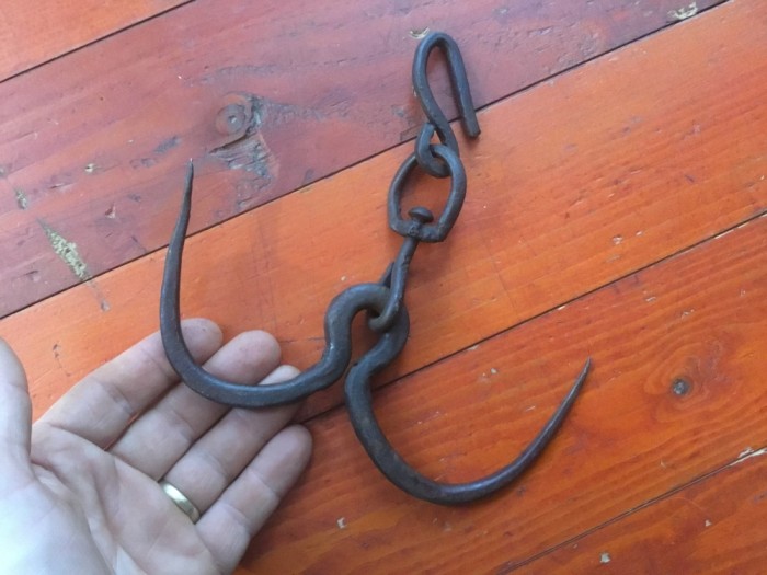 vechi carlig cu 2 varfuri tip cuier pentru uz gospodaresc model deosebit foto mare vechi carlig cu 2 varfuri tip cuier pentru uz gospodaresc model deosebit foto mare