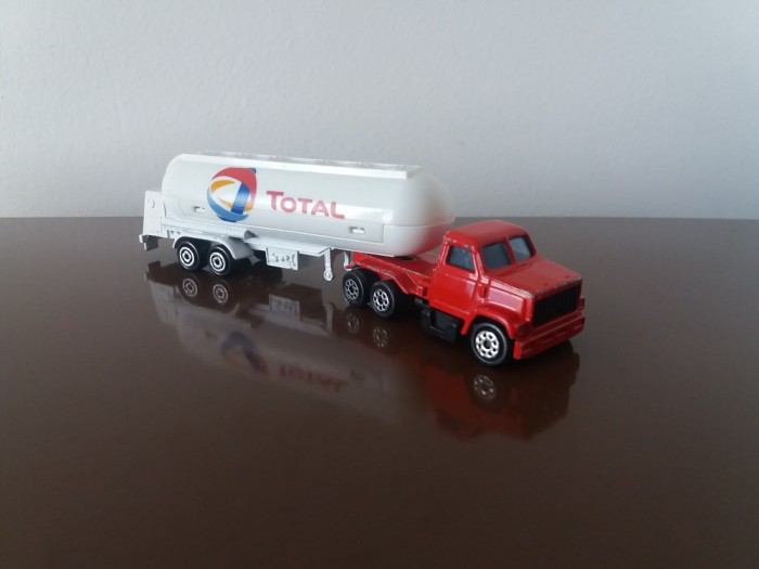 MAJORETTE GMC cisterna TOTAL no.324, scara 1/100 foto mare MAJORETTE GMC cisterna TOTAL no.324, scara 1/100 foto mare