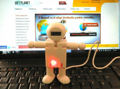 Robot antistres cu ceas si patru porturi Ideal Gift foto