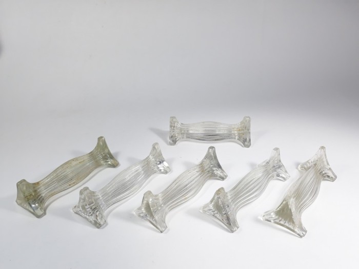 j Suporturi de sticla vechi pentru tacamuri