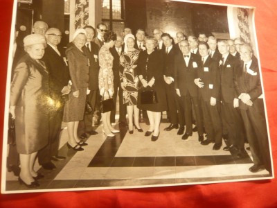 2 Fotografii + Invitatie la Receptia Reginei Olandei 1969 pt Dr.V.Popovici foto