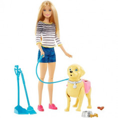 Papusa Barbie la Plimbare cu Catelul foto