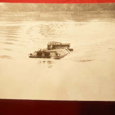 Fotografie- Transportor Blindat amfibiu Romanesc ,traversand o apa , anii '70