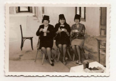 fotografie mica doamne la o cafea insula Ada Kaleh 1967 foto