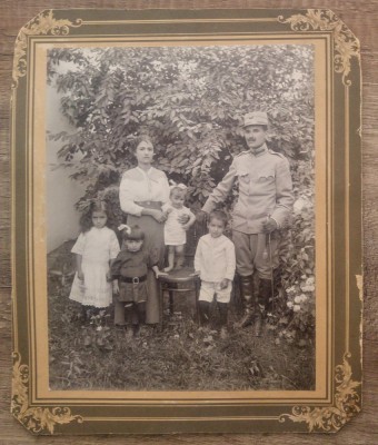 Soldat, ofiter cu familia// Timisoara, 1921 foto