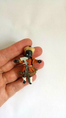 Figurina papusa miniatura om negru in costum traditional cu sabie si ciocan foto