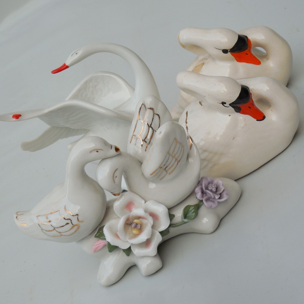 LOT 4 BIBELOURI ROMANESTI VECHI - LEBEDE - CONFECTIONATE DIN PORTELAN ...