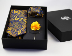 Cadou Barbati Set Cravata Batista Pin Floral Galben Bluemarin foto